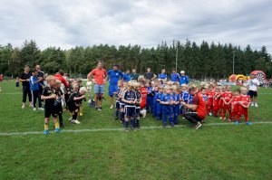 Begeistere Zuschauermenge trägt die „Minis“ zum ersten Saisonsieg!