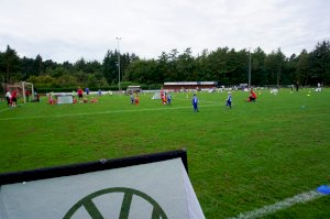 Begeistere Zuschauermenge trägt die „Minis“ zum ersten Saisonsieg!